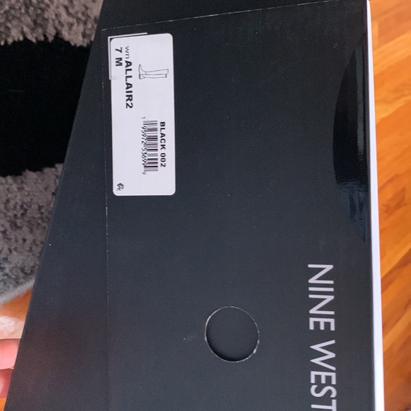 Black knee high boots , perfect to wear with jeans or dresses or leggings - Picture 2 of 2